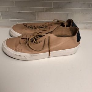 Nike sneakers tan